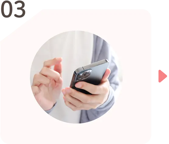 スマホを操作する女性