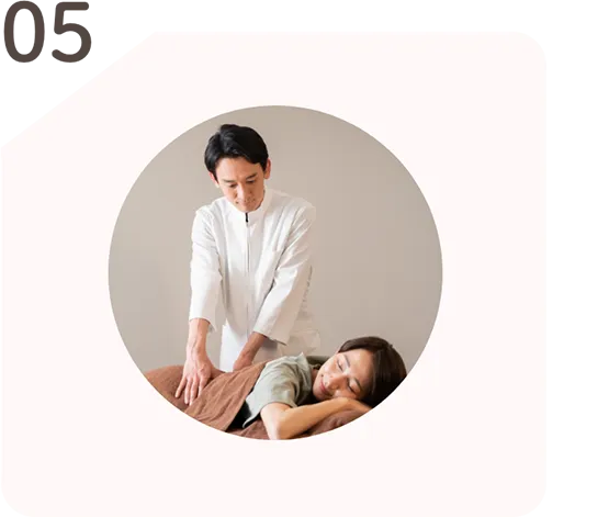 整体施術を行う整体師